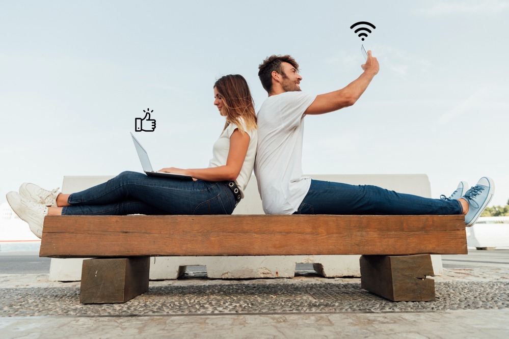 couple-bench-using-social-media.jpg